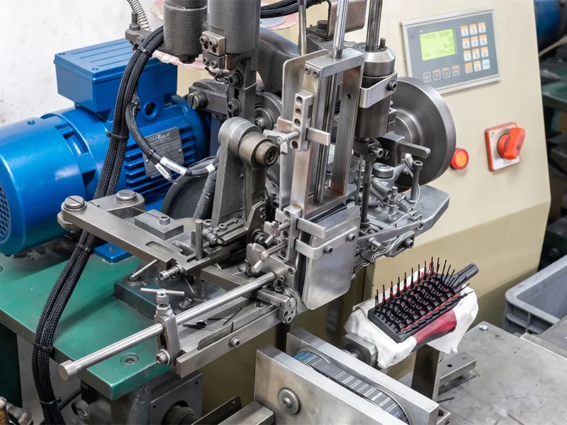 Bristle tufting machine